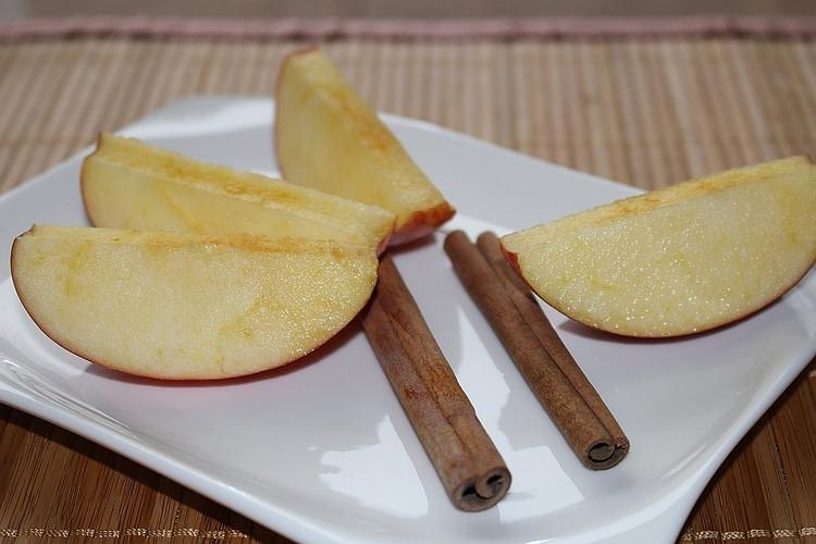 JESENJI DORUČAK: Ovsena kaša sa ukusom pite od jabuke