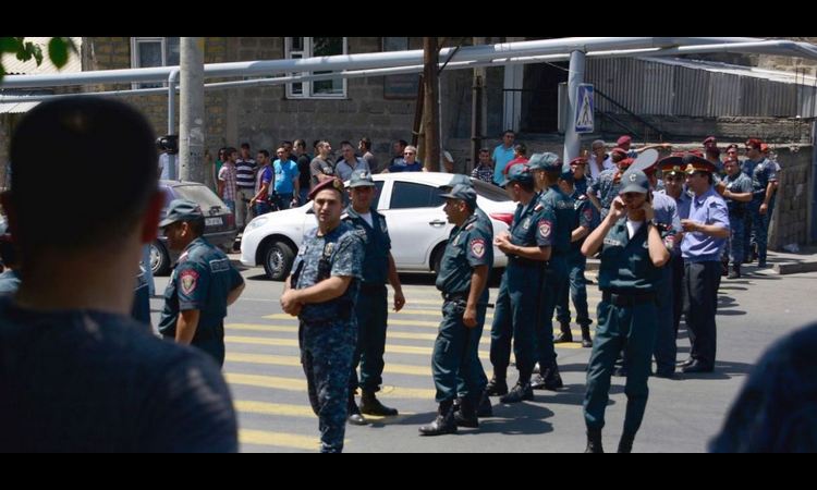 TALAČKA KRIZA U JERMENIJI: Opozicionari pozivaju na oružani ustanak!  (VIDEO)