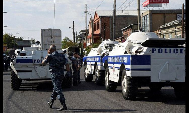 NAPETO U JERMENIJI: Jedan policajc ubijen, dvojica ranjena pri napadu na policijsku bazu