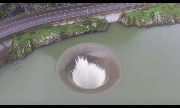 NEĆETE VEROVATI SVOJIM OČIMA: U jezeru se aktivirao redak fenomen, u njega prvi put ušao DRON! (Video)
