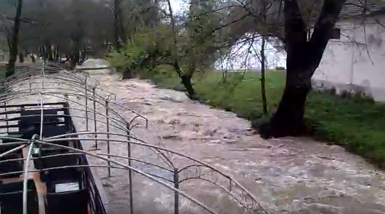 NEVREME U JOŠANIČKOJ BANJI: Uništena dvorišta i bašte!