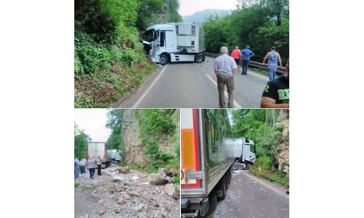 UMALO TRAGEDIJA NA PUTU KA ZVORNIKU: Stene se odlomile i pale na kamion i automobil!