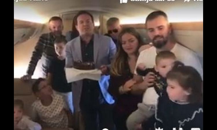 KARIĆI SE U PUNOM SASTAVU VRATILI U SRBIJU: U avionu neverovatna atmosfera, pogledajte zašto je Bogoljub poneo tortu! (VIDEO)