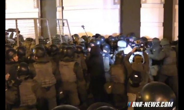 Kijev: U SUKOBIMA SA POLICIJOM POVREĐENO 10 OSOBA! (video)