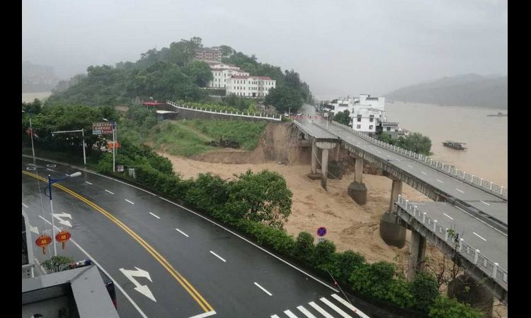 NEVREME U KINI: Tajfun odneo prve žrtve, dve osobe poginule, a 17 nestalo