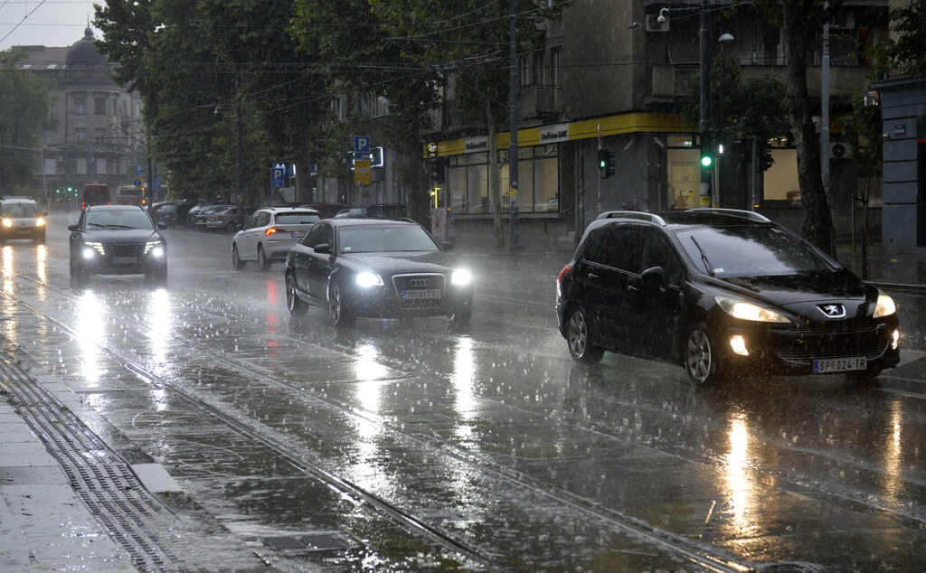 VREMENSKA PROGNOZA ZA SUTRA: U Srbiji sutra oblačno i svežije, kiša i pljuskovi