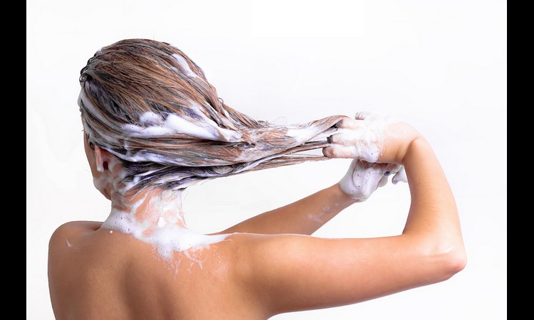 BEZ SKUPIH PREPARATA: Genijalan trik koji će vam sačuvati kosu a košta manje od 100 dinara!