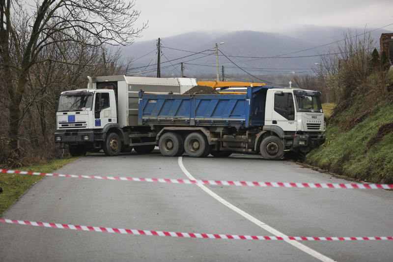 BARIKADE NA SEVERU KIM UKLONJENE: Kosovska policija zatvorila administrativne prelaze Jarinje i Brnjak