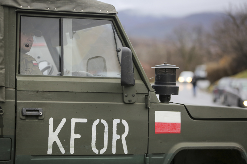KFOR DEMNTAOVAO KURTIJEVE LAŽI:  Srpski vojnici NISU uperili oružje u civile na KiM