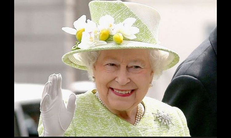 STARA NAVIKA: Kraljica Elizabeta može da radi šta hoće, ali jednu stvar 28 godina ne menja!