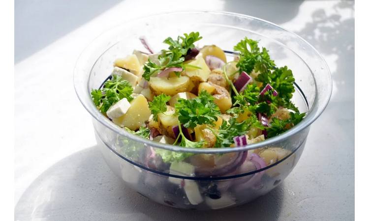 IDEALNA ZA POSNE DANE: Najbolja krompir salata koju ste do sada probali!