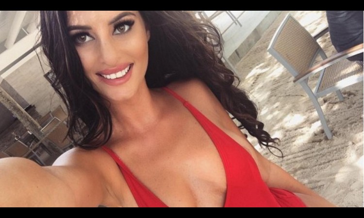 pa se skinula skroz gola da proslavi! (FOTO 18+)