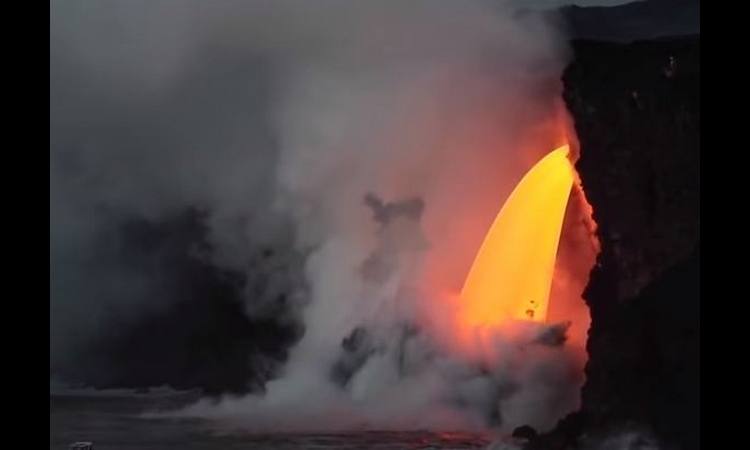 vulkan Kilauea bljuje oganj i pepeo
