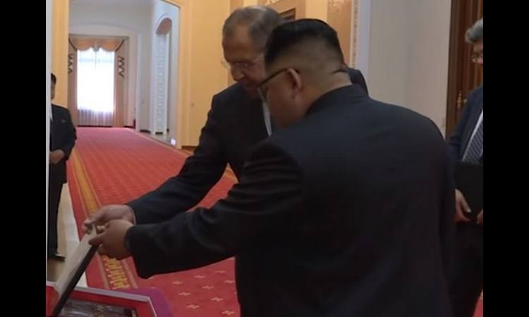 LAVROV POKLONIO KIMU MISTERIOZNU KUTIJU: Niko ne može da odgonetne da li je unutra moćno dugme za nuklearne probe! (VIDEO)