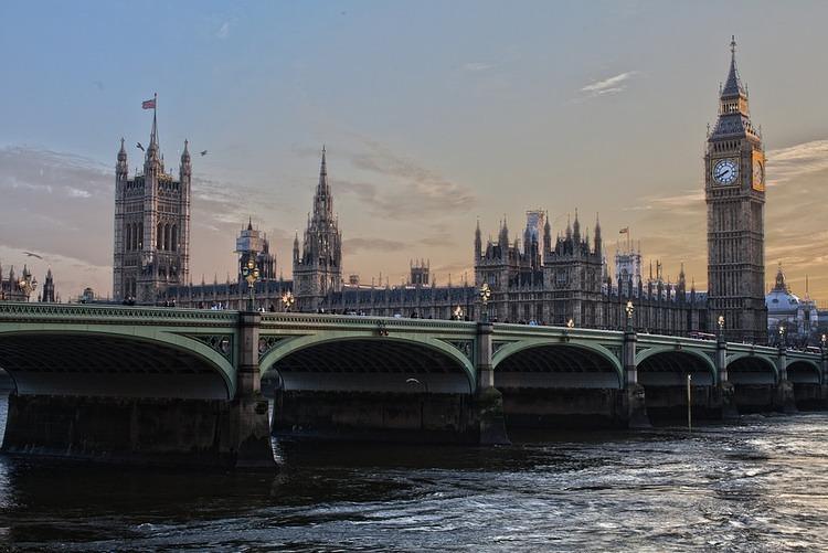 PANIKA U LONDONU: Zatvoren BRITANSKI PARLAMENT zbog sumnjive koverte!