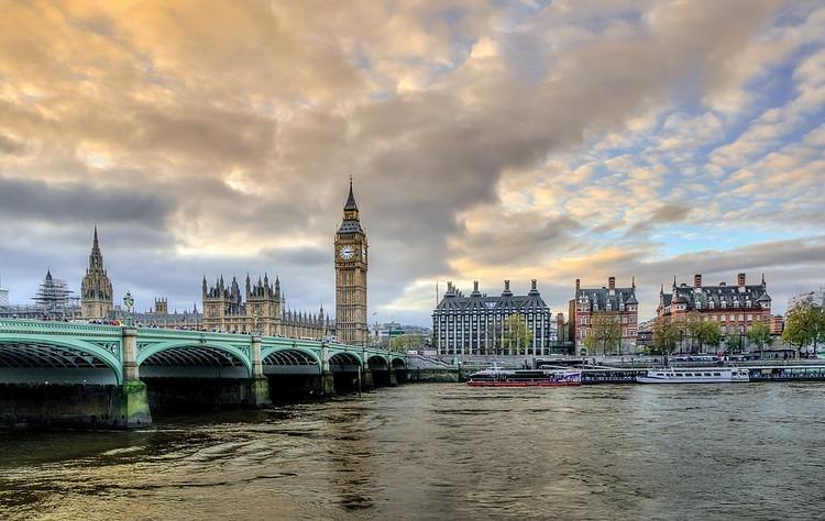 HEMIKALIJE PROCURILE U LONDONU: Deo prometne ulice blokiran!