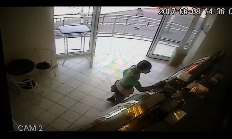 BIZARAN PRENOS UŽIVO: Snimio prebijanje lopova koji mu je provalio u kuću! (VIDEO)