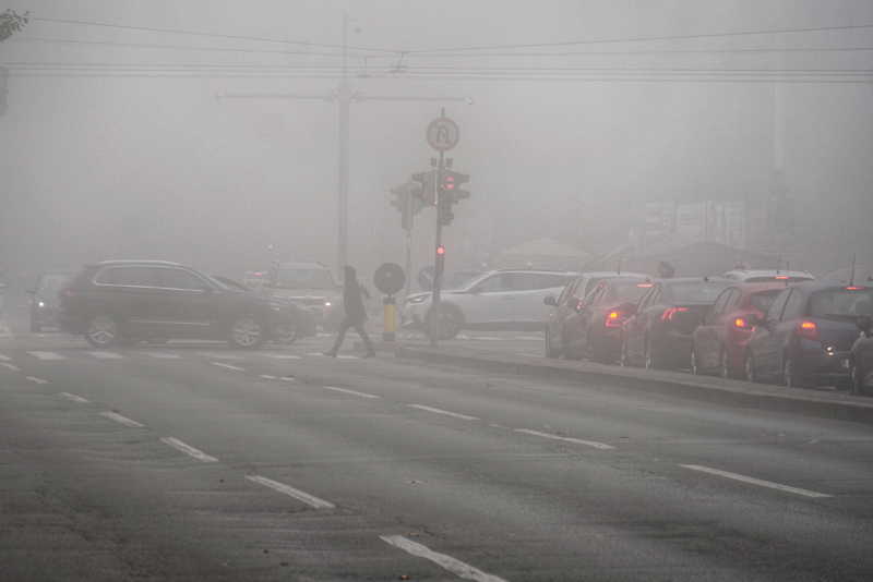 VOZAČI BUDITE PAŽLJIVI: Oprez u vožnji zbog magle i jutanjeg mraza