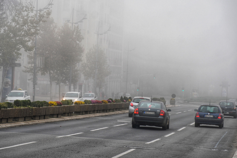 STANJE NA PUTEVIMA: Smanjena vidljivost zbog magle, popodne se očekuju GUŽVE u saobraćaju