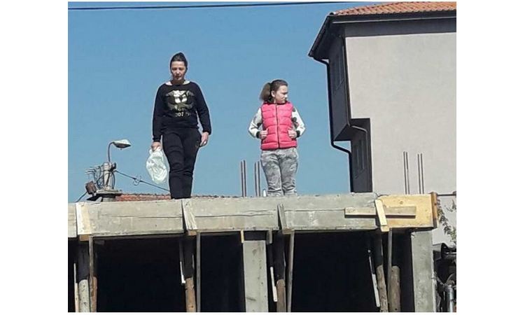 DRAMA U NOVOM PAZARU: Samohrana majka sa detetom preti da će se spaliti ako joj uzmu kuću!