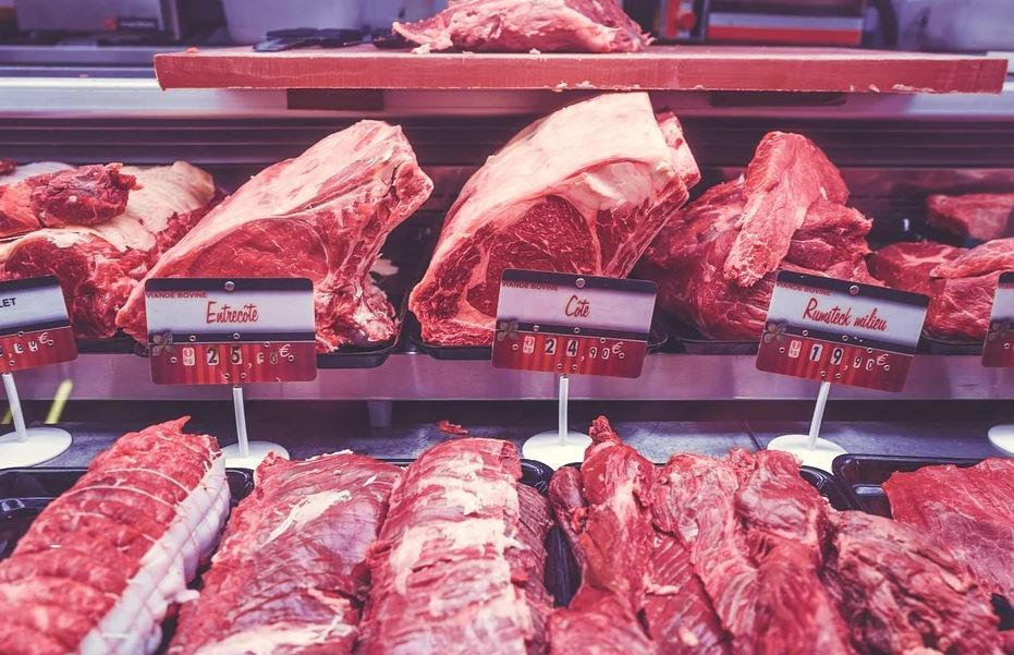 MESO PUNO BUBA: Beograđanka kupila meso, a kada je otvorila pakovanje usledio je ŠOK! (FOTO)