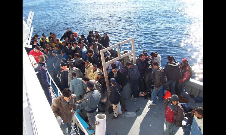 NESREĆA NA MORU: Prevrnuo se brod sa migrantima, spasavanje u toku