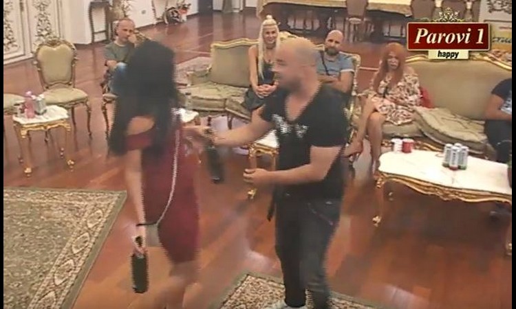 ODRŽAO ČAS ZAVOĐENJA: Mili pokazao svima kako se muvaju devojke!