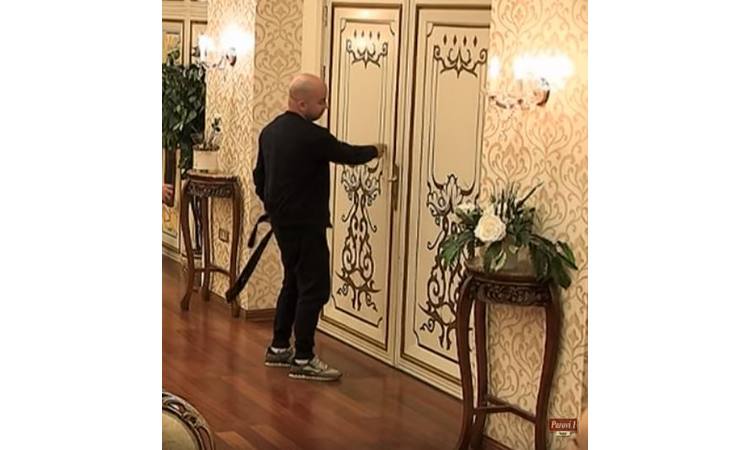MILI JE DRHTAO DOK JE ČEKAO NA VRATIMA: Kada ih je otvorio, usledilo je veliko iznenađenje za njega! (VIDEO)