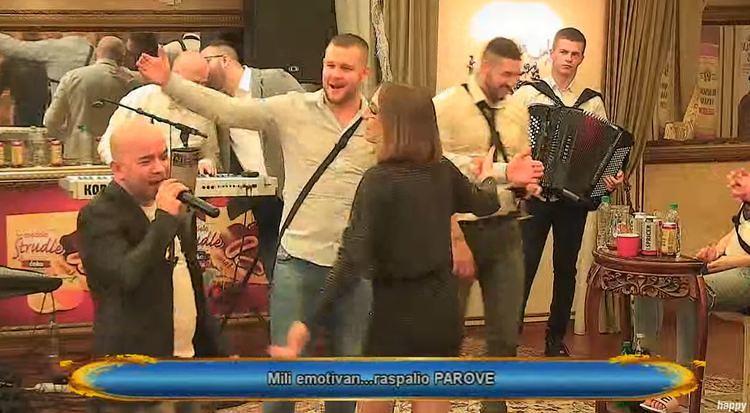 ZAPALIO ZEMUNSKU VILU! Mili se latio mikrofona, pa oduševio sve ukućane! (FOTO)