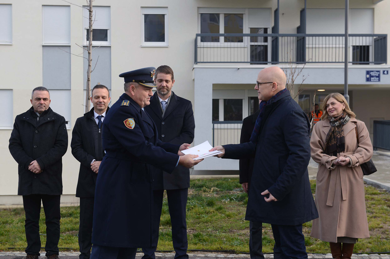 LEPA VEST: Ministar Vučević uručio ključeve od stanova pripadnicima snaga bezbednosti (FOTO)