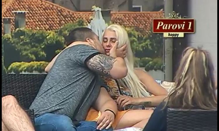 MLADEN ĆE POLUDETI: Učesnik iskoristio gužvu pa ishvatao Branku! (foto 18+)