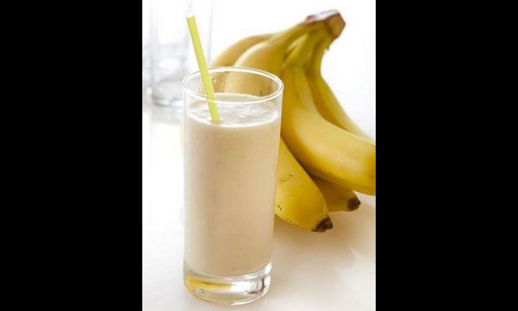 OBRATITE PAŽNJU: Ako bananu, jabuku i mleko uzimate u pogrešno vreme, ugroziće vam zdravlje!