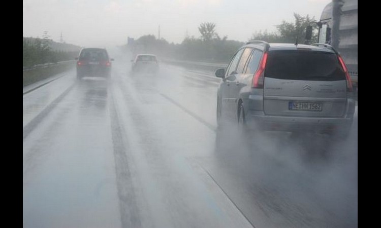 OPREZ VOZAČI: Kiša smanjuje vidljivost na putevima, smanjite brzinu!