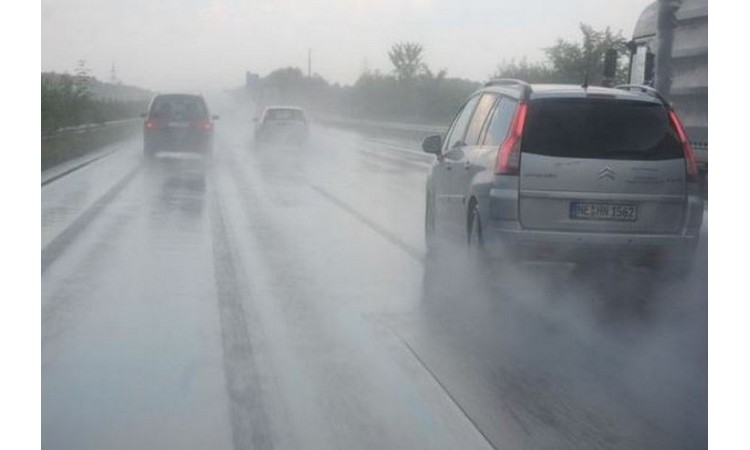 AMSS PORUČUJE: Zbog kiše i magle zahtevniji uslovi za vožnju