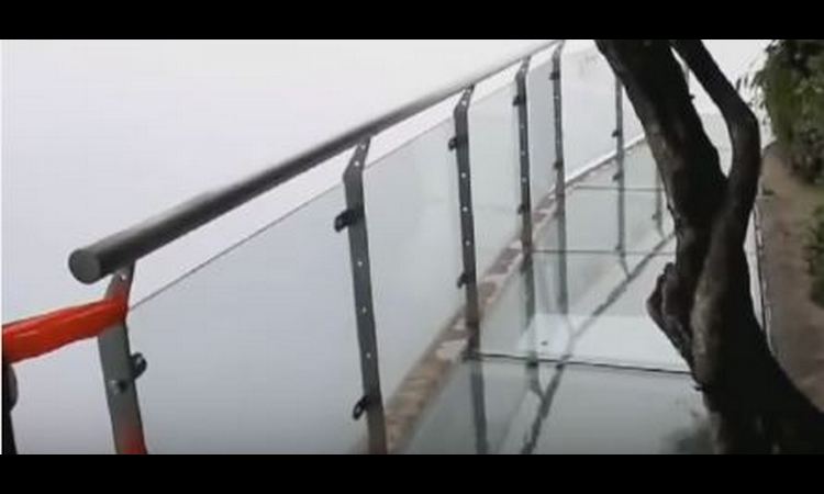 NOVA TURISTIČKA ATRAKCIJA: Stakleni most oko litice (VIDEO)