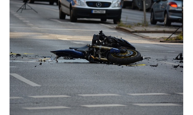 SUDARILI SE AUTO I MOTOR: Kaciga ostala da leži na asfaltu, silovit udes na Smederevskom putu
