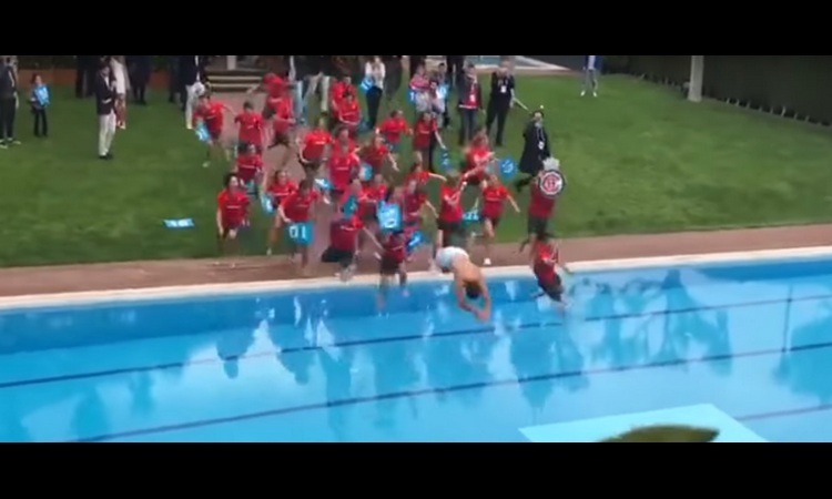 Španac pokazao „belu ajkulu“: Nadalu spale gaće u bazenu! (VIDEO)