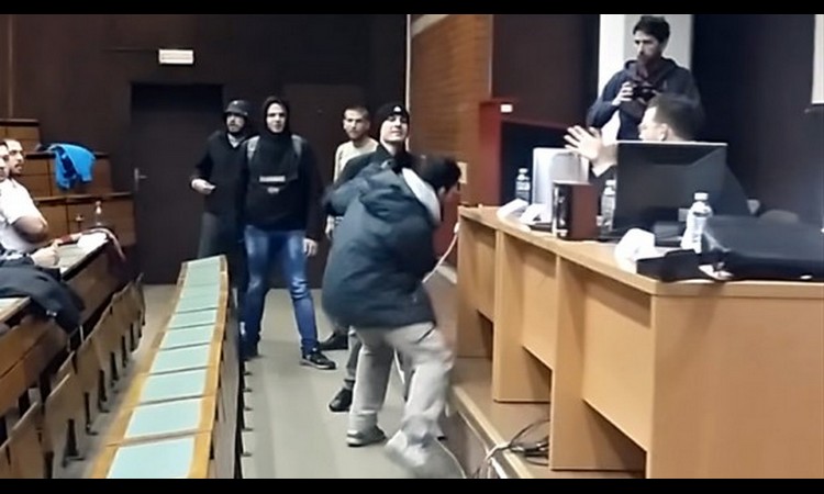 Skandal na Filozofskom fakultetu u Beogradu: Grupa muškaraca upala na tribinu i napravila haos! (VIDEO)