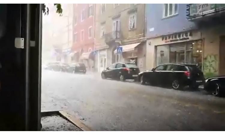 OLUJNO NEVREME POGODILO HRVATSKU, SLOVENIJU I ITALIJU: Očekuje se da bi vremenske neprilike mogle biti intenzivirane!