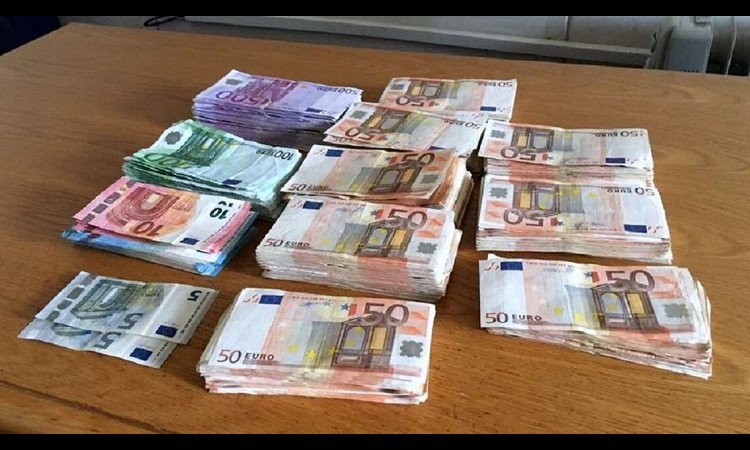 NAPUNIO IH NOVČANICAMA I PROGUTAO: U njegovom stomaku pronađeno je 79.000 evra i 13.000 švajcarskih franaka!
