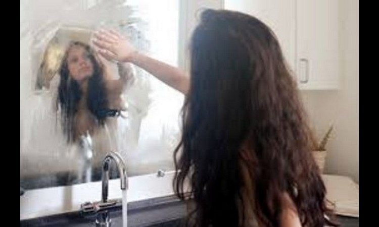 SAVRŠEN TRIK: Namazala je ogledalo penom za brijanje, a kada vidite zašto, uradićete odmah isto! (VIDEO)
