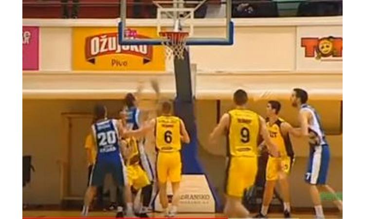 AMERIKANAC NOKAUTIRAO HRVATA: Opšta tuča košarkaša Splita i Zadra! (VIDEO)