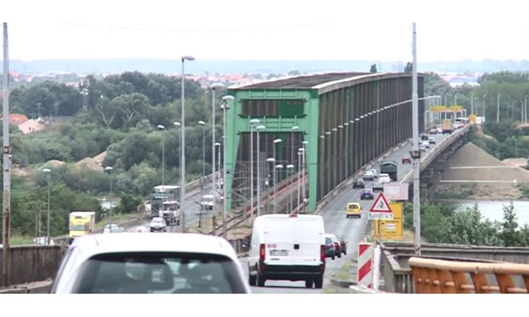 BROJNE SAOBRAĆAJNE NEZGODE NA MOSTU ZABRINJAVAJU JAVNOST: Koliko je bezbedan Pančevački most? (VIDEO)