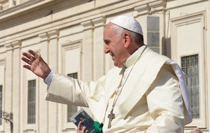 „JOŠ SAM ŽIV!“ Papa Franja prekinuo lečenje?