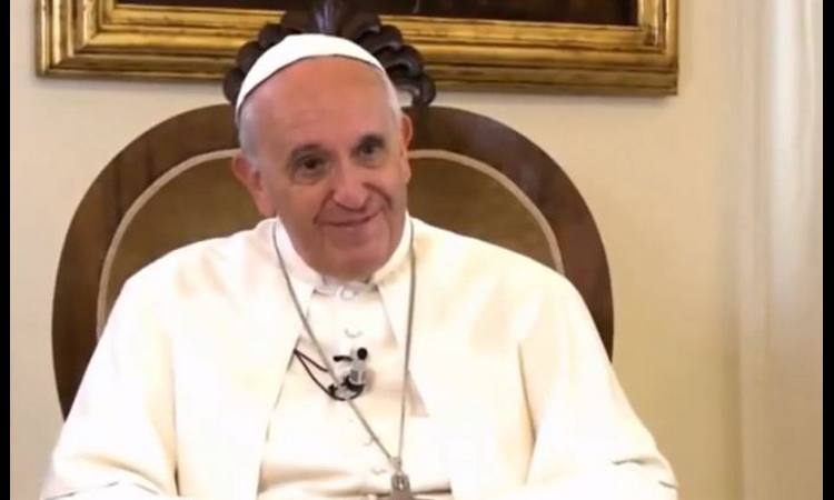 MISA U ZATVORU: Po tradiciji papa prao noge robijašima!