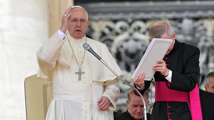 Papa poziva vernike: KORISTITE BIBLIJU KAO TELEFON!