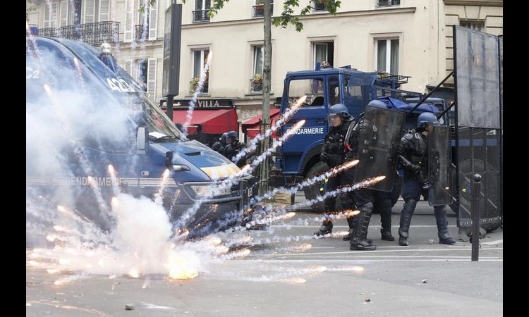 TENZIJA U FRANCUSKOJ: U Parizu bačen SUZAVAC, blokirani putevi (VIDEO UŽIVO)