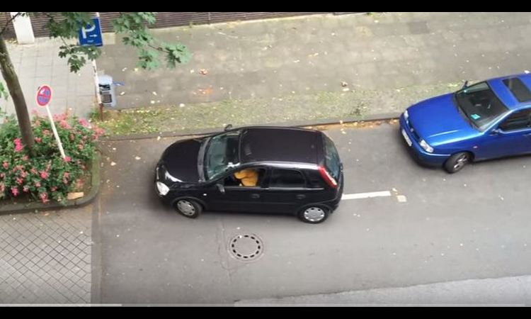 NAZAD NEMAM GDE: Da li je ovo najgore parkiranje ikada? (VIDEO)