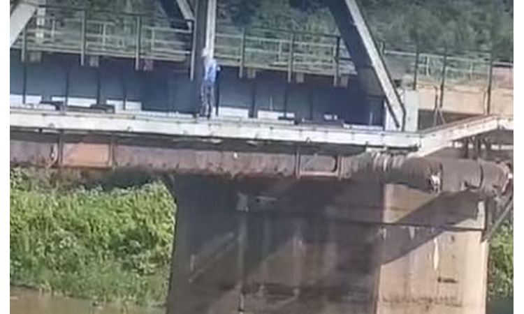 POKUŠAJ SAMOUBISTVA U ZENICI:  Muškarac pokušao da skoči s mosta! (VIDEO)