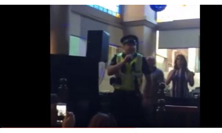 ŠKOTSKI POLICAJAC U AKCIJI: Uhapsio izgrednika, a onda se desilo nešto neočekivano ( VIDEO)